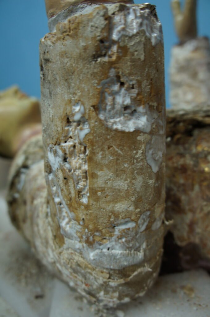 Acercamiento a una escultura que esta siendo restaurada.