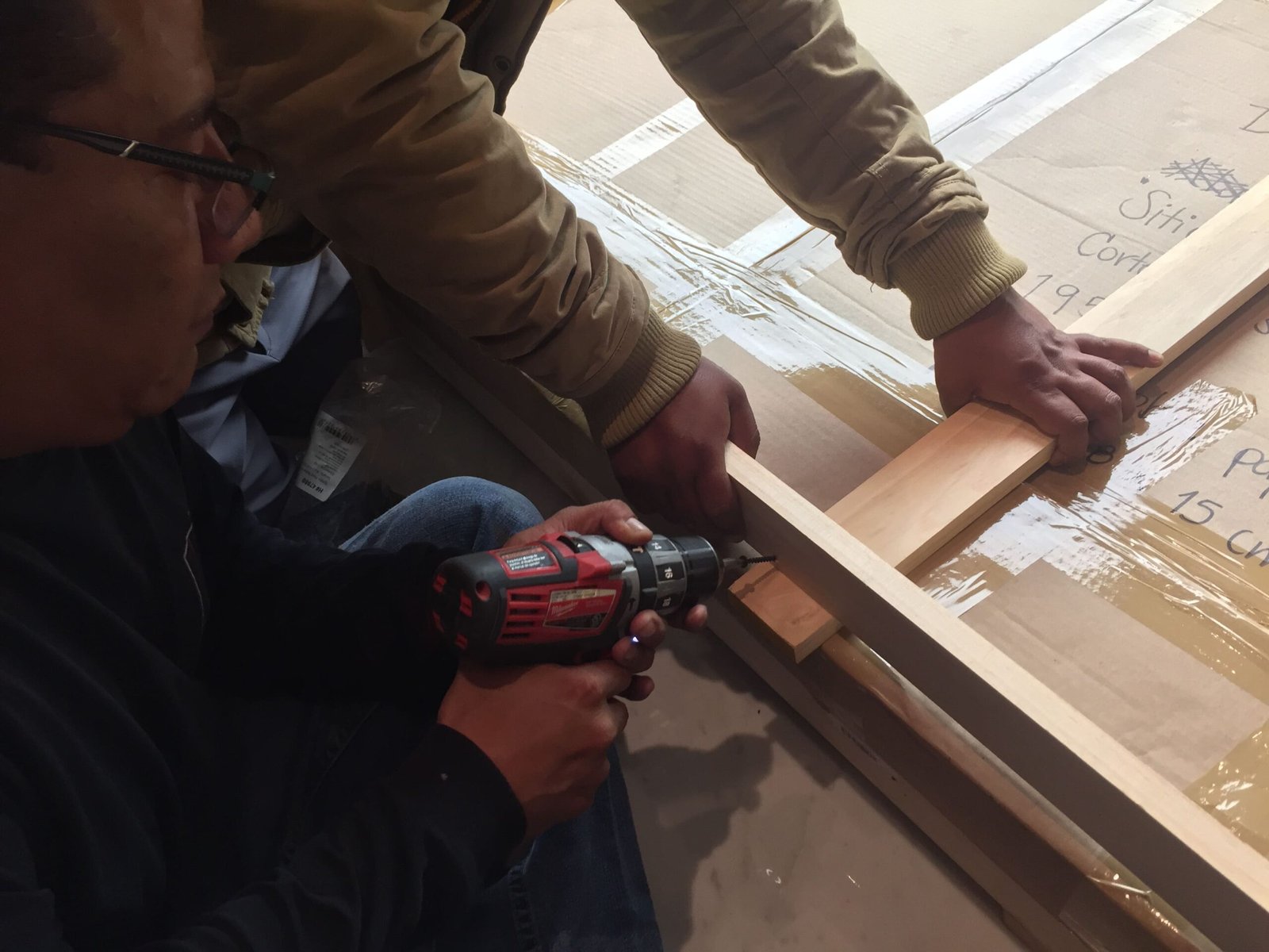 Persona armando un bastidor de madera