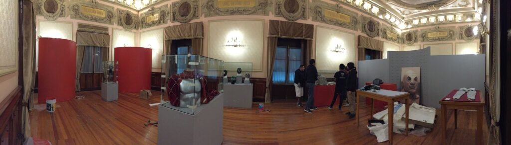 Montaje de la exposición del centenario del Santo el Enmascarado de Plata.