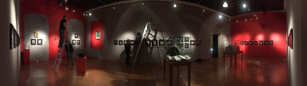 Montaje de la exposición del centenario del Santo el Enmascarado de Plata.