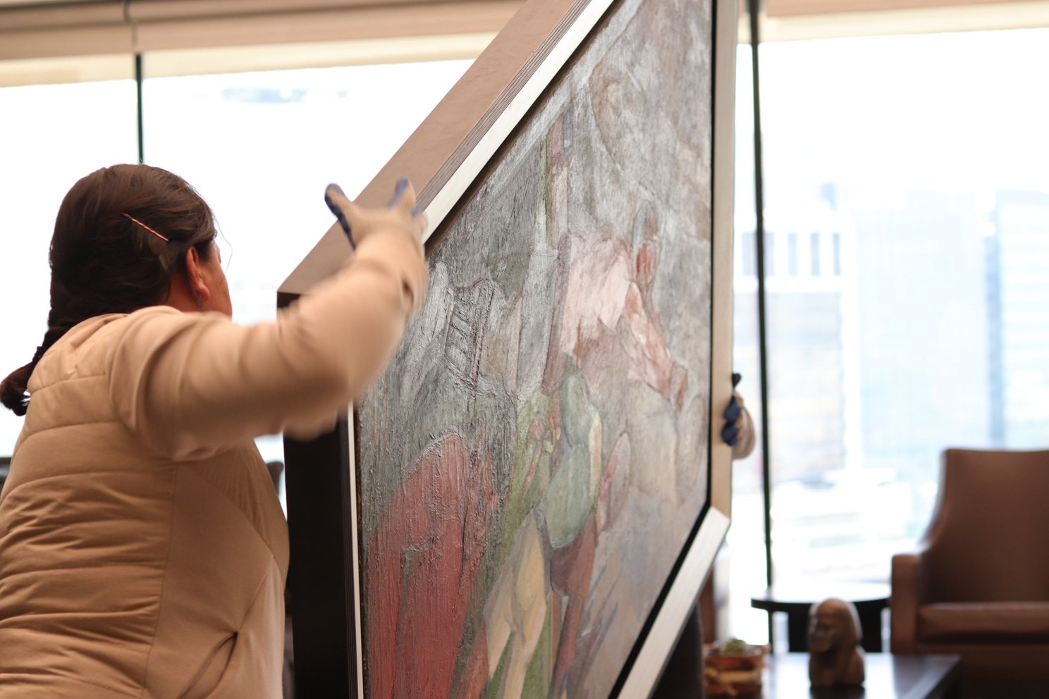 Dos personas haciendo movimiento de un cuadro